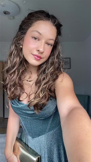 Abiball-Vorbereitung: Glitzernde Kleider für den Prom