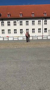 Mit "Oh Du mein Österreich 🇦🇹" wünscht die #Gardemusik ein schönes Wochenende! Die letzten Vorbereitungen für den morgigen Traditionstag der #Garde in der Maria Theresien Kaserne laufen noch auf Hochtouren! #Bundesheer #Tradition (Video: Scharmüller) | Bundesheer