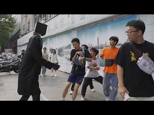 【281】电视人恶作剧：伪装成机器人握住路人的手不松手.Funny TV head pranks in China #02