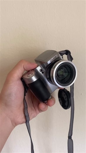 古壹_CCD_底片_相機 on Instagram: "0726-14｜Kodak EasyShare Z740 高倍率 CCD 長焦機，遠近都好拍，旅遊與生活紀錄很實用。 ● 型號：Kodak Z740 ● 像素：500 萬像素 CCD ● 焦段：10 倍光學變焦（等效 38–380mm） ● 光圈：f/2.8 – f/4.8 ● 螢幕：1.8 吋 LCD ● 電力：專用鋰電池 ● 儲存媒體：SD 卡（2gb max) ● 影片錄製：640×480 VGA ● note： 10 倍變焦超實用，拍遠拍近都方便 經典 Kodak 色彩風格 8–9 成漂亮成色 自評8-9成新 ● 售價：$3500 ● 配件：背帶、鏡頭蓋 ★ 沒有附記憶卡 ★ 二手相機使用痕跡，請參考照片 #ccd #古壹 #老數位相機 #柯達 #kodakz740"