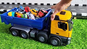104K views · 1K reactions | Mobil Truk Mainan Anak Anak - Menemukan dan merakit mobil mobilan truk besar dan membawa mobil mainan kecil | MOBIL OM | Facebook