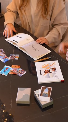 Vriendschap die je wil vastleggen? 🫶🏼 Maak een vriendinnenboekje vol momenten die echt jullie zijn. Van inside jokes tot spontane foto’s en grappige uitspraken en good vibes only ✨ Ontwerp je boekje makkelijk online en voeg zelf je leukste teksten, knipsels en herinneringen toe. Een persoonlijk cadeautje voor jullie twee! 👯‍♀️ #CEWE #bestfriends #fotoboek #herinneringen #vriendschap | CEWE