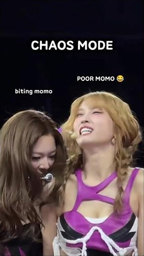 Jeongyeon Can’t Stop Playing Around with Momo at boston day2 concert