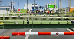 Afsluitdijk weer open voor verkeer na storing aan brug