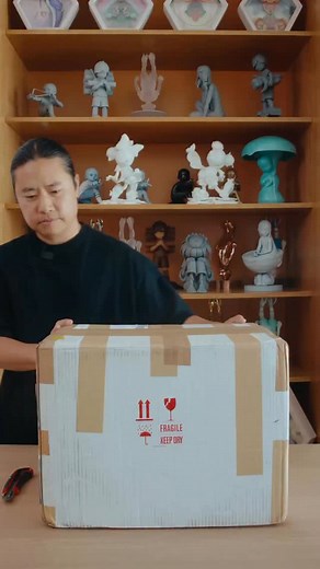 @jamesjeanart unboxing his ‘Sun Tarot Nebula’ sculpture – part of a wider print and sculpture collection, available now 📦 The series includes three variations: ‘Sun Tarot Nebula’ (sun), ‘Sun Tarot Nebula Nectar’ (hummingbird), and ‘Sun Tarot Nebula Pollen’ (butterfly). Every sculpture and print duo purchase automatically enters you into a prize draw to win a special edition featuring a detachable electroplated gold chrome tarot card and a gold foiled print matching your chosen variation. One wi