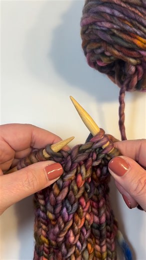 RT = Right Twist — small move, big texture! Who else loves how one little twist changes the whole fabric? 💫 People always ask about the texture in the North Shore Beanie and Mitts — it’s all in the twist! Here’s the RT (right twist) in action. A tiny motion, a beautiful result. 👇 Tell me — have you tried this stitch before? Pattern: North Shore Beanie and North Shore Mitts in my Ravelry and Etsy Shops (links in bio) Yarn: @malabrigoyarn Rasta Marte #northshorebeanie #northshoremitts #knittingv
