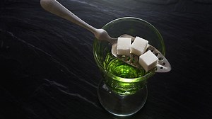 Jak se dnes vyrábí absint, legendární nápoj prokletých básníků? | Jídlo s.r.o. | Stream