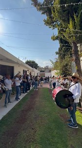 La tarde de este domingo 1ro de febrero, las calles de Santa Isabel Ixtapan se llenaron de música y mucha alegría. 🎺✨ La música de la banda más famosa los increíbles Cachorros Band CH se hicieron presente en estas vísperas de carnaval 2026 con la única y original cuadrilla la nueva del centro 🎭 Carnaval te esperamos con toda la emoción y con muchas ganas de disfrutar esta edición 2026 ☂️ #Santaisabelixtapan #LaUnicaYOriginal #NoAceptesImitaciones #losn1 | Carnaval Cuadrilla la Nueva Del centro
