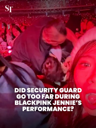 A security guard forcibly confiscating a long lens camera from a fan during Jennie performance at the 40th Golden Disc Awards has sparked online debate. While some netizens criticised the fan for bringing in a camera that was not allowed, some felt that the guard's use of force was excessive. #Blackpink #Jennie #Kpop #Concert