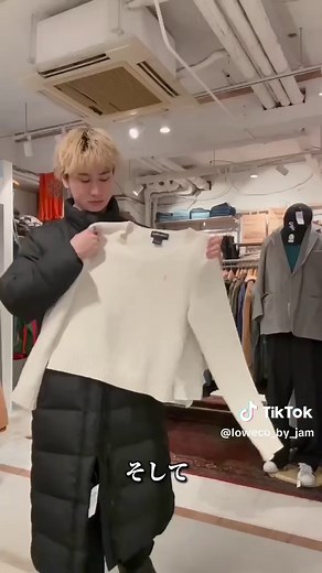 ◎Street chic styling 今年流行りのストリートシック 皆さんはご存知ですか？ ストリートファッションとクラシックスタイルを組み合わせたスタイルで、上品な印象のストリートファッションのことを言います。 今回はストリートシックスタイリングをご紹介致します！ 是非参考にしてみてくださいね。 model:@jdb_kkk ◎各店入荷日 アメ村（木） 心斎橋（水） 京都（水） 中崎(水） HEP (月)(木） 福岡（月） 名古屋(月-金） 下北（月-金） 下北2号店（月-金） 広島（月-木） 仙台(月-日） #古着#古着屋#古着コーデ#ストリートシック#ストリートコーデ#春コーデ