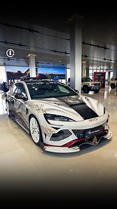 Quando il mondo dell’auto incontra quello del gaming: BYD rinnova la sua collaborazione con Black Myth: Wukong, il videogioco ispirato al mito del Re Scimmia. L’obiettivo? Raccontare la visione elettrica del marchio cinese anche attraverso esperienze digitali e universi narrativi dove tecnologia, performance e sostenibilità diventano protagoniste. Un modo inedito per portare la mobilità del futuro anche… nel mondo del videogioco. Abbiamo visto il frutto di questa collaborazione in Cina! #motor1 