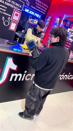 Reparamos un OBD con conexión rota… Un aparato OBD es un dispositivo de diagnóstico que se conecta al coche para leer información de la centralita electrónica del vehículo. (Por si no lo sabías) 🤣 #obd #repaircar #microelectronica #serviciotecnico #centralita