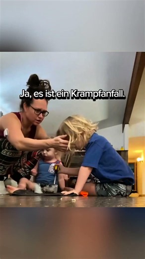 Die schnelle Reaktion eines Bruders rettet seine Schwester während eines epileptischen Anfalls🤯😨