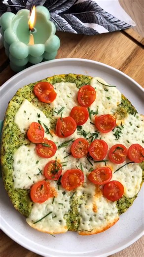 🥦 Brokkolis tojáslepény serpenyőben – egyszerű, egészséges és finom vacsora Hozzávalók (1 adaghoz): ✅ 1 kis fej brokkoli (apróra vágva vagy aprítógépben "rizsesre" darálva) ✅ 2 db tojás ✅ Só, bors, oregánó vagy kedvenc fűszereid ízlés szerint Tetejére: ✅ 2–3 szelet érlelt kemény sajt (pl. trappista, gouda, cheddar – laktózmentesen is működik) ✅ Néhány koktélparadicsom félbevágva Elkészítés: 1. A brokkolit keverd össze a felvert tojásokkal és a fűszerekkel. 2. Öntsd a keveréket egy felhevített, 