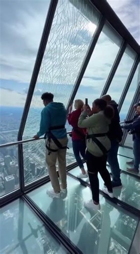 They Trusted the Glass… Until It Suddenly Shattered 😱