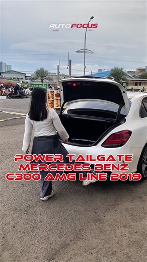 Kebayang kan kalo abis belanja, bawaan barangnya banyak terus mesti buka bagasi mobil? Mercedes Benz C300 2019 ini bisa jadi solusinya loh! Kalian bisa kunjungi Autofocus berlokasi di Mangga Dua Square, Lantai LG Lot L5-6 atau hubungi marketing kami : - Ady : 087771842791 - ⁠Iqbal : 081211445453 - Jerremy : 0857-2206-3528 - ⁠Lili : 0877-5053-7911 - ⁠Wiwin : 0857-7788-9188 #belanjamobil #belanjamobilpremium #autofocus #jualbelimobilsecond #jualbelimobilbekasjakarta