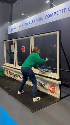 Fastest female window cleaner - Aliscia Burrows with a time of 16.13 seconds 🧽️