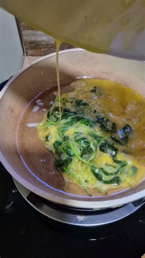 Easy Cheesy Spinach Omelette Recipe 🍳