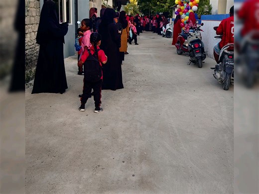 美丽的马提微丽的清晨。马提微丽的学校开学典礼。