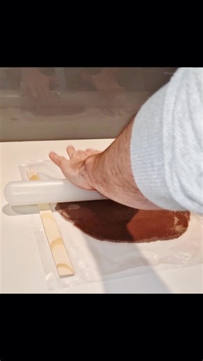 Astuce amateur pour abaisser vos pâtes de façon régulière.... Des réglettes bois, plastiques ou métalliques de différentes épaisseurs. Il suffit ensuite d'en placer une baguette de part et d'autre de votre pâte et poser le rouleau dessus ! On peut aisément s'en passer mais si cela peut aider les novices ! Tout le monde n'a pas la chance d'avoir un laminoir de pro à la maison 😅. Elles se trouvent facilement en boutique spécialisée ou sur internet.. et même en rayon bricolage ! #astuce #patisseri