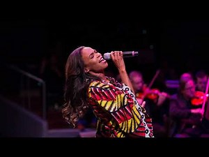 Michelle Williams sings Aretha Franklin: "(You Make Me Feel Like) A Natural Woman" (Live)