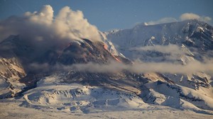 Um dos maiores vulcões na Rússia entra em erupção