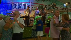 A La guinguette de Rochecorbon, on danse, on guinche ... Et ce n'est pas notre journaliste Arnaud Moreau qui nous dira le contraire. ► Retrouvez sa pagé été spéciale sur #YouTube : https://youtu.be/rLZI0P4YEaQ | France 3 Centre-Val de Loire