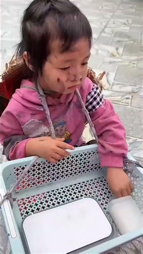 Unbelievable The poor girl built a small house for herself using cardboard❤️🤯