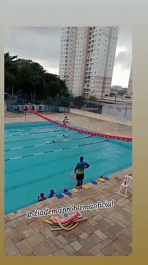 Hoje é dia de natação na nossa praia oficial de Diadema: o glorioso Clube Mané Garrincha! Olha lá os bigodinhos cortando a água igual tilápia em fuga, de um lado pro outro. Por que choras, Michael Phelps? Aqui o ouro é no estilo livre da quebrada! | Diadema Problema