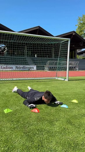 Cognitive warm up🧤🔥. Combo drill from our training with @bundesliga keeper @kmuellersen from @fch_1846 and @amopanthera . Clean hands! | Justusgoalkeepers