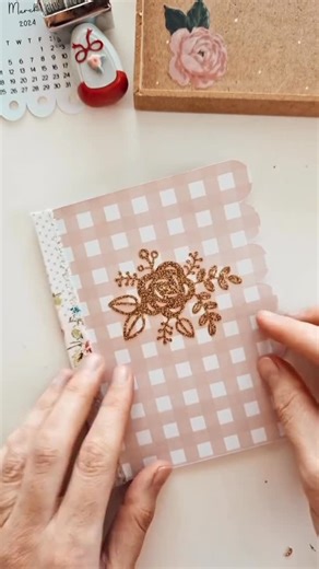 Craftelier Es / Mi tienda de Arte on Instagram: "Crea cuadernos con acabados totalmente personalizados. 📒 Con la EasyPress Mini de @cricut_es aplicar vinilo y pequeños diseños es rápido, fácil y preciso. 💖 En esta libreta, @martasilvestre.pt consigue esos detalles tan especiales gracias a su tamaño compacto, perfecto para remates y zonas delicadas. ✨ 🎁 Promo especial: podrás conseguirla por 49,99 € y además disfrutar de un 30% de descuento en accesorios Cricut. Encuentra el enlace directo en