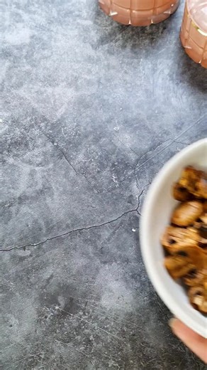 Rimpy Behl on Instagram: "10 Minute Air Fryer Crispy mushrooms Ingredients 2 cups sliced mushrooms 1 tbsp olive oil 1 tbsp soya sauce 1 tbsp cheese 2 tsp Garlic powder Salt 1 tsp Black pepper 1 tsp Instructions 1. Mix all the ingredients. 2. Pop in the air fryer for 5 minutes at 180°C. 3. Then a quick stir and another 5 minutes in the air fryer, and they are ready to enjoy. #AirFryerRecipes #AirFryerIndia #AirFryerSnacks #CrispyMushrooms #MushroomRecipe #VegSnackIdeas #HealthySnacks #QuickRecipe