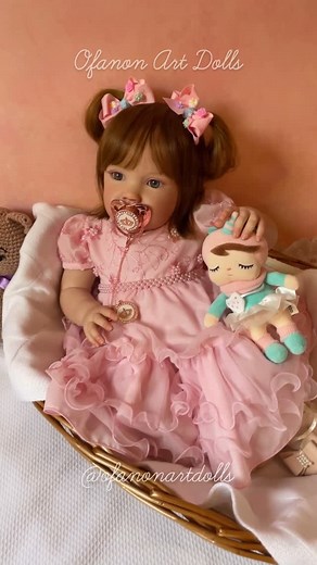 Bonecas personalizadas por Cris | Bebê Reborn | Com vocês… Valentina! 💕🌻🌷🥰 Valores ou encomendas são por WhatsApp: 1199661 8231. Tem acesso na bio e stories para facilitar, corre lá! 💝... | Instagram