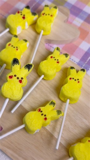 How cute is this little Easter mashup?! 🐰⚡️ Turn classic bunny Peeps into the most adorable little Pikachu treats using food grade markers! All you need: • Yellow bunny marshmallow Peeps • Black and red food-safe markers How to make them: 1. Lay your Peeps flat on a clean surface. 2. Use a black food marker to draw on the tips of Pikachu’s ears. 3. Finish with red circles on the cheeks for that signature electric glow. These would be so cute tucked into Easter baskets, displayed on a dessert bo