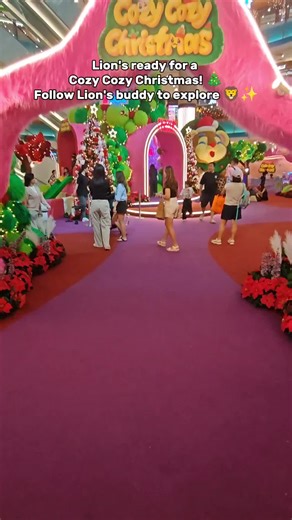 🦁✨ ’Tis the season of joy and warmth, and Lion welcomes you to a cozy Christmas! ✨🎄 From today till 4 Jan 2026, head over to LG2 Blue Concourse and experience an unforgettable Christmas at Sunway Pyramid! ❄️ Enjoy festive highlights and exclusive rewards waiting just for you: 🎅🤶 Santa & Santarina Appearances 6, 13, 20, 24 & 25 Dec — 3PM at Blue Concourse | 5PM at GF Oasis 🎁🐾 Cozy Blind Box, Cabin Luggage & a chance for the Top 50 spenders to win 1 year of FREE parking* ❄️🌨️ Snow Experienc