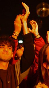 Tuma Christmas NightS Ep 2 ...e vissero felici e sudatə. Grazie a chi c'èra, a chi ci ha sostenuto, a chi ha cantato, a chi ha ballato, ma soprattutto a chi ha lavorato! Grazie a chi ha presentato per noi con la faccia, il cuore e i Negroni @frankiebuca10 @valer91 Grazie ai suoni precisi e al cuore grande di @audio.larosa/@dalekstudiome Grazie a chi ci ha fatto sentire a casa @retronouveau_ Grazie alla musica di @lastanzadellanonna @basiliscusp @vickmusic.uk @malatommi #tumarecords #musicachecol