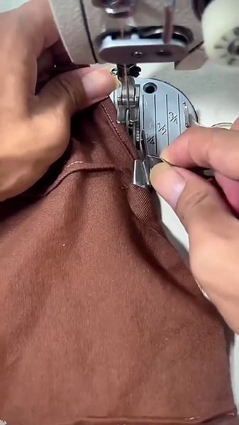 Draupnir 4PCS Universal Sewing Rolled Hemmer Foot,Sewing Products Supplies,Rolled Hem Hammer Foot for Sewing Machine,Rolled Seam Presser Foot,Rolls Hemming Attachement,Sewing Accessories & Tools