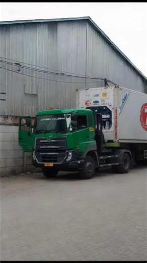 The head of this container turns into a robot