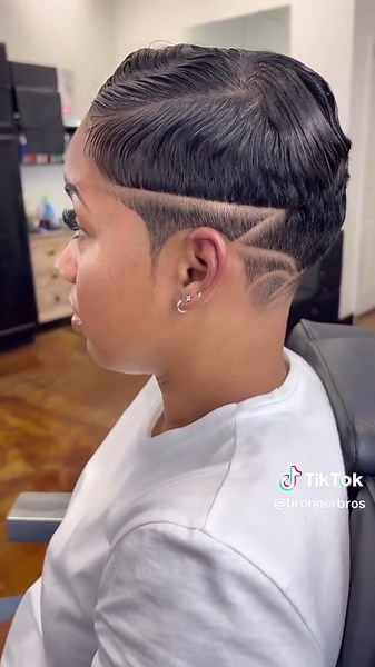 Hey, beauties! How do you like this new pixie fade haircut with a stunning design? She embraced a bold, fearless look, and we love how it looks. Now it’s your turn to share your thoughts! In the comments below, let us know what you think of this chic pixie cut and the intricate design? #atlantabarber #HaircutWithDesign #ShareYourOpinion #hairprofessional Model: @smiley_mo_ Professional: @dreamcutsbarberlounge