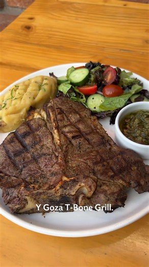Este mes creamos dos platos exclusivos para celebrar a papá: 🥩 Goza T‑Bone Grill — jugoso, intenso y al punto perfecto. 🍖 Bourbon Ribs Goza Style — un corte tierno, ahumado y con ese toque especial que solo lo encuentras en aquí. 📞 ¡Reserva ahora! Celebrar al rey de la casa, sabe mejor en Goza. 📍 Av. 25 de Junio y Napoleón Mera | Goza Espresso Bar