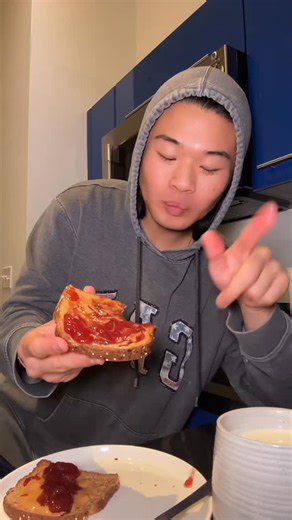 Tonny Zheng on Instagram: "actualización + snacky snacky + té de manzanilla #zhengtonny"