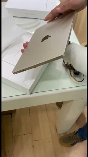 Unboxing MacBook Air M4 – لون Starlight | First Look & Review