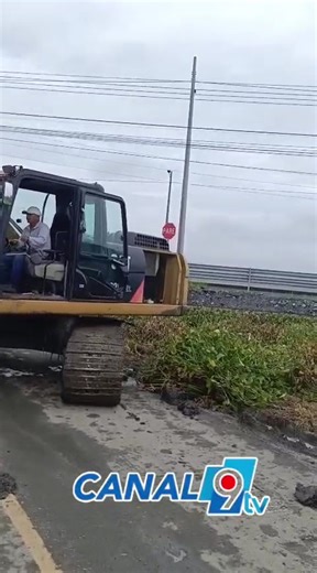 #EN_DAULE Maquinarias de la Prefectura del Guayas realiza limpieza de canales en la vía la alborada del cantón Daule.
