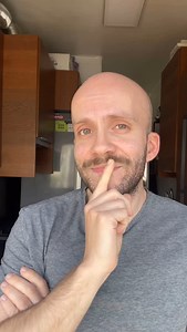 João António on Instagram: "Pensei muito antes de gravar este vídeo. Sei que vou perder seguidores. Mas há coisas mais importantes do que agradar. Quem vota contra direitos humanos, contra a dignidade, contra a liberdade… não me representa. E não me faz falta. O crescimento da extrema-direita em Portugal não é só preocupante — é um sinal claro de que há muita coisa por fazer. Quando se normaliza o ódio, o racismo, o autoritarismo… perde-se o chão democrático onde todos devíamos caber. Mas não é