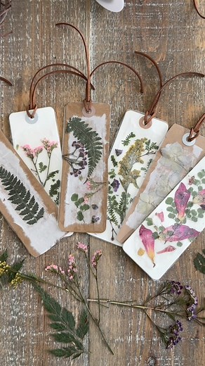 42K views · 259 reactions | Pressed flower bookmarks Such a pretty little craft to make! You need:•Plain bookmarks• Rice paper•Pressed flowers• Mod Podge• Leather cord #pressedflower #pressedflowerart #booklovers #natureinspired #diycrafts | Cottage On Bunker Hill by Jennifer Howard | Facebook