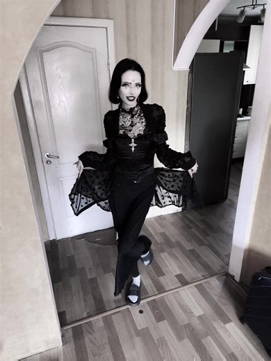 Gothic Aesthetic Black Makeup Ideas for Dark Feminine Style