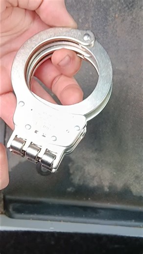 NOTTODEAD on Instagram: "S&W Hinged Handcuffs Easily Defeated!"
