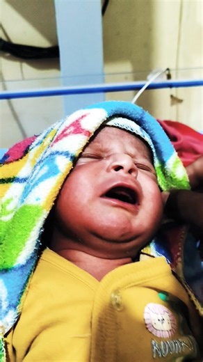 How to Wrap a Newborn Baby Properly 👶🍼 | Safe & Cozy Swaddling Technique