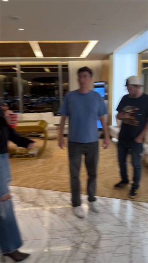 Kelly is pissed at the people in the pool for “Locking out the drama”