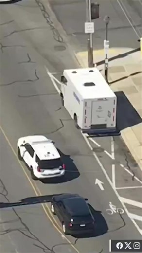 Un asalto a un camión blindado de la empresa Brinks es investigado por las autoridades en Filadelfia, tras un robo ocurrido la mañana del 21 de abril en el noreste de la ciudad. De acuerdo con reportes policiales, el hecho se registró alrededor de las 9:45 a. m., cuando dos hombres armados interceptaron el vehículo durante una parada operativa. Los sospechosos descendieron de otro automóvil, ejecutaron el robo en pocos segundos y huyeron del lugar. Fuentes vinculadas a la investigación indican q